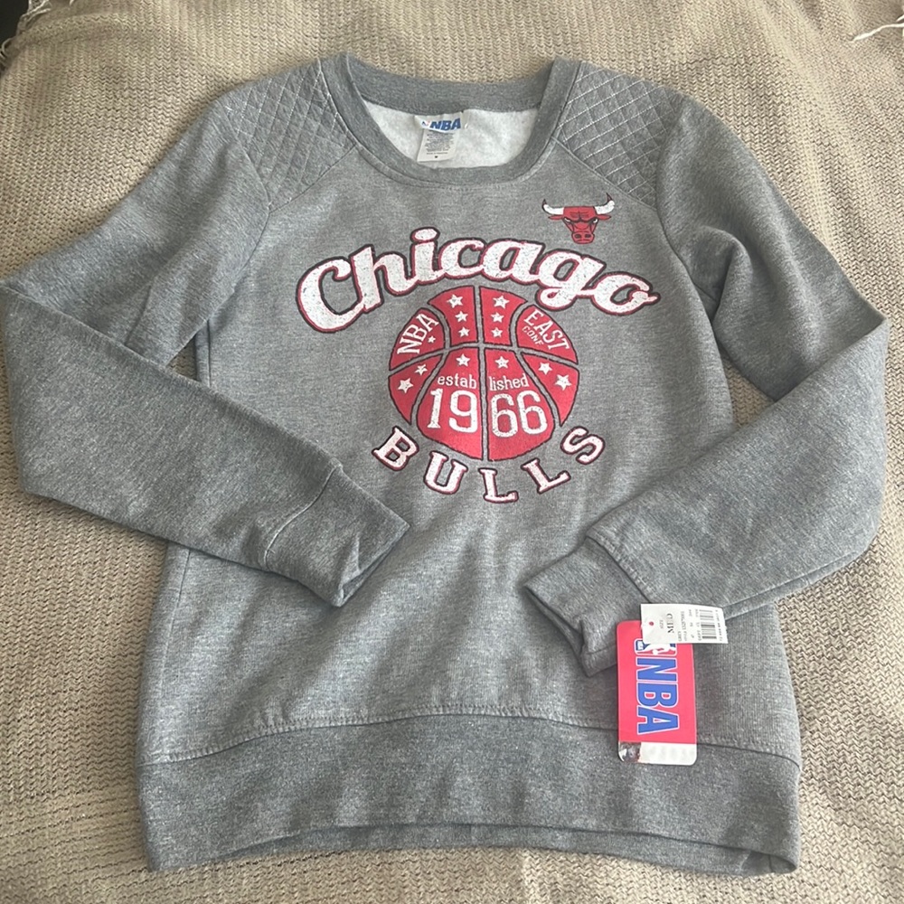 Chicago Bulls NBA Women’s Long sleeve pull over sweater - Size: Medium
